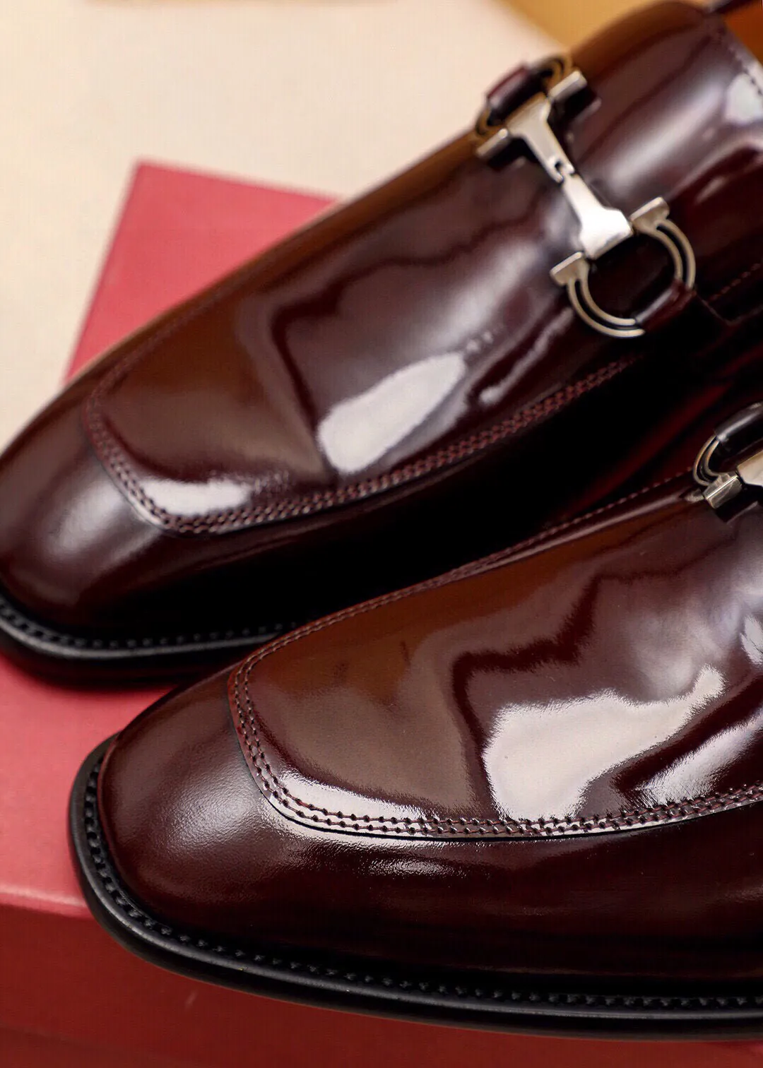 Men's shoes 💰460 💐 Product trademark: Ferragamo "Ferragamo" casual leather shoes Regular size: 38-44 (45🉑️customized) Product materials: Selected imported first-layer open-edge beaded cowhide upper + luxury hardware buckle, imported water-dyed cowhide leather lining. Strong three-dimensional visual effect, original outsole color: 2 colors available